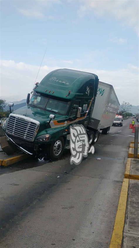 Tráiler sin frenos se accidenta en caseta de Fortín