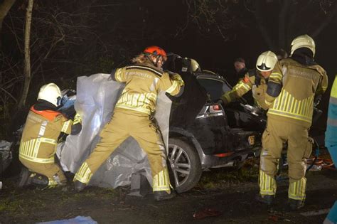 Automobilist Rijdt Tegen Boom Bestuurder Raakt Bekneld In Auto Breda