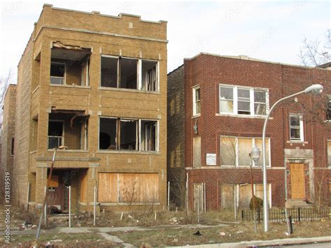 Abandoned apartment buildings, Chicago's West Garfield Park ...