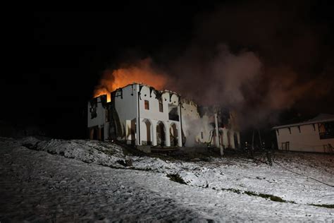 U Toku Je Ga Enje Velikog Po Ara Na Konaku Manastira Sv Trojice Bele