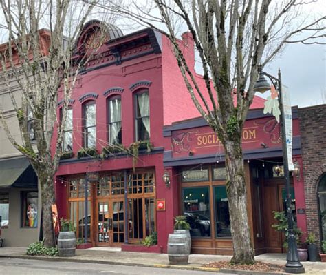 McMinnville, Oregon: Wineries and Small-Town Charm