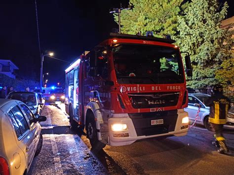 Incendio In Un Box Famiglie Evacuate Dai Balconi Prima Monza