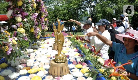 Foto Suasana Khidmat Perayaan Tri Suci Waisak Di Candi Borobudur