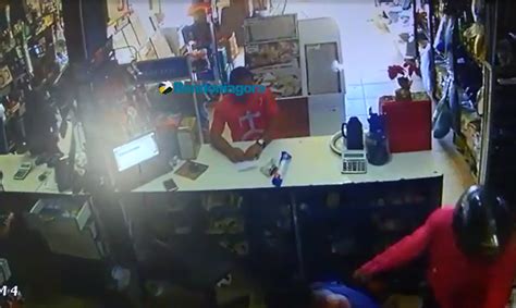 Vídeo Criminosos invadem loja rendem clientes e funcionários e furtam