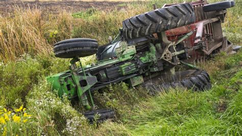 Bezirk Melk Frau Unter Traktor Eingeklemmt N N At