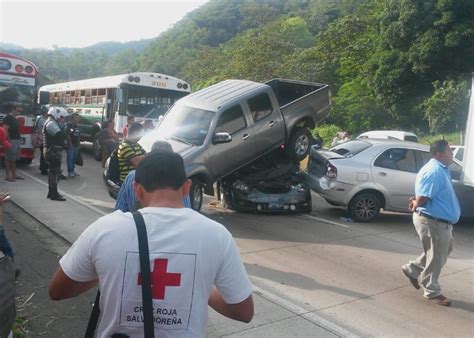 Múltiple Choque Deja Varios Lesionados Sobre Carretera A Los Chorros