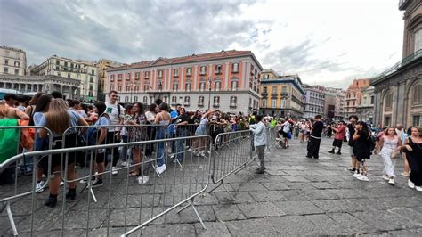 Concerto Di Liberato A Napoli Migliaia Gi In Fila In Piazza Del