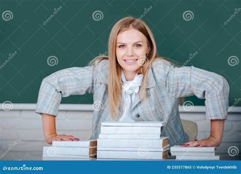 Tudiante Heureuse Livre D Attente Dans La Salle De Classe Se Pr Parant