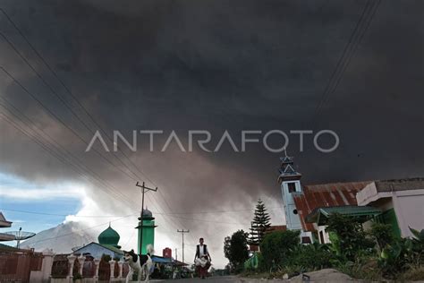 Sinabung Kembali Erupsi Antara Foto