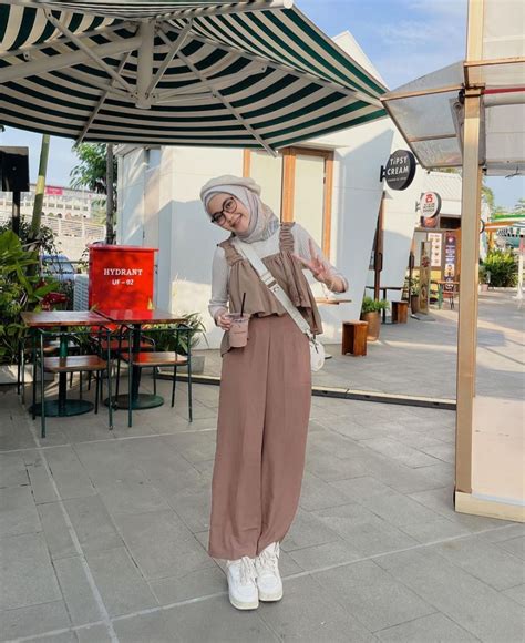 Gaya Ootd Hijab Pakai Topi Baret Ala Refina Habilia Stylish