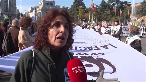 Cerca De Personas Se Manifiestan Por La Emergencia Clim Tica Y