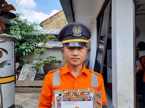 Kisah Heroik Petugas Pjl Bandung Selamatkan Pedagang Asongan Yang