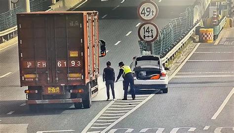 惊险！货车故障变“火车” 关键时刻民警“拦车”除险情