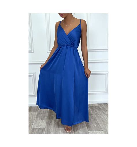 Robe satin cache coeur longue fluide royal à bretelles fines avec fente