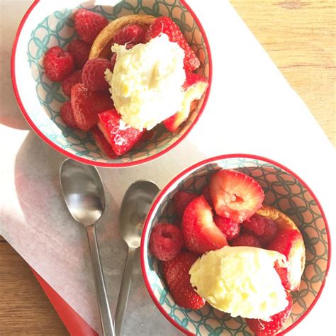 Yorkshire Pudding Dessert - easy retro dessert recipe! - Daisies & Pie