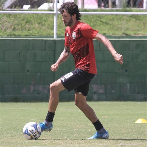 Fernando Neto integrado e Jordy liberado para corrida Vitória