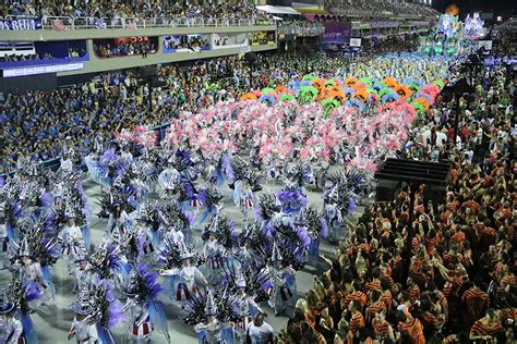 Ingressos populares para os desfiles das escolas de samba começam a ser