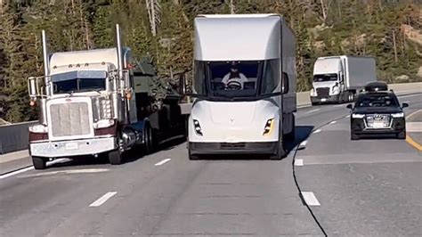 El adelantamiento de un camión diésel por un Tesla Semi trae esperanza