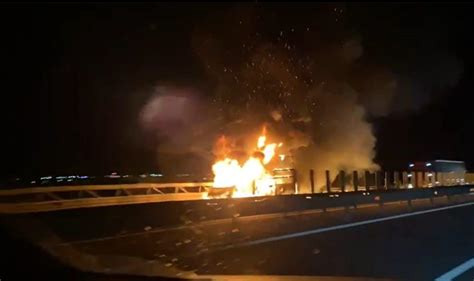 Video Incendiu Pe Autostrada A Sebe Sibiu O Autoutilitar A Fost