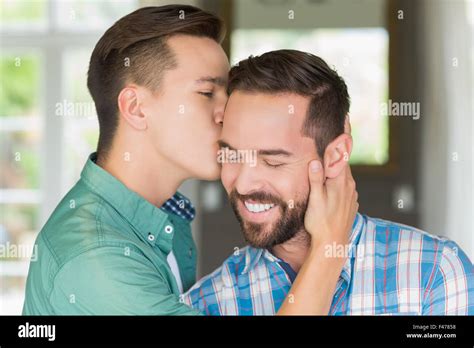 Hombres Homosexuales Besándose Fotografías E Imágenes De Alta