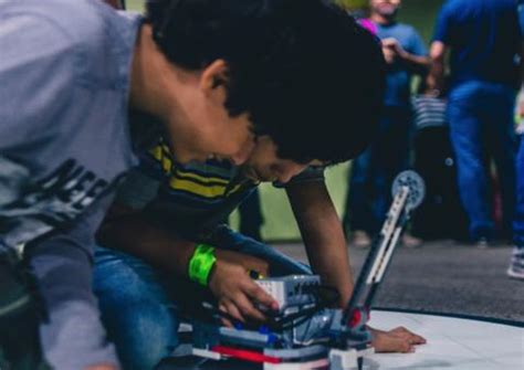 Escola de robótica oferece oficinas gratuitas para crianças em troca de