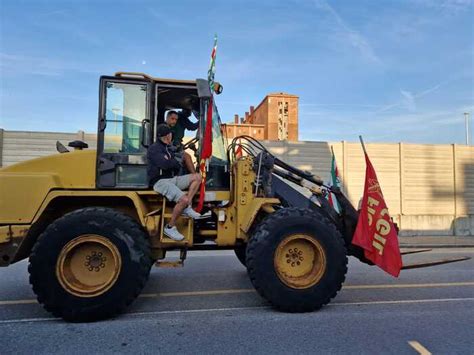 FOTO VIDEO A Genova I Lavoratori Dell Ex Ilva In Sciopero Per 24