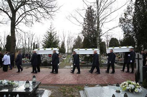 Pogrzeb na cmentarzu ofiar tragedii w Bukowinie Tatrzańskiej Super