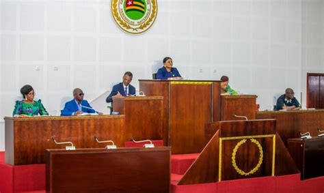 Le Togo change de constitution et devient un régime parlementaire