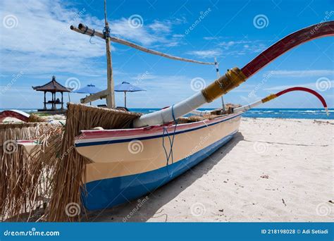 Bateau Balinais Traditionnel Et Gazebo Sur La Plage De Pandawa Bali