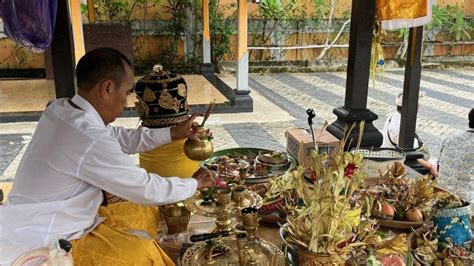 Sehari Jelang Hari Raya Nyepi Umat Hindu Di Pura Agung Jagat Natha