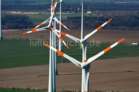 Luftaufnahme Quellendorf Windenergieanlagen Wea Auf Einem Feld In