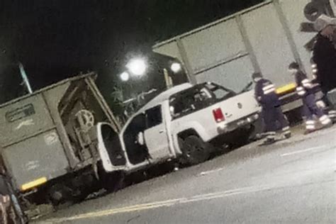 Una camioneta chocó contra una formación ferroviaria en una arteria de