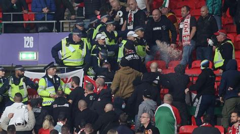 As imagens dos confrontos entre adeptos húngaros e a polícia em Wembley