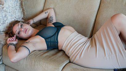 Hot Chick Aria Kai Exposes Her Curvaceous Body Photos