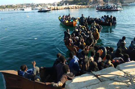 Migranti Diversi Sbarchi A Lampedusa In Poche Ore Etiope Partorisce