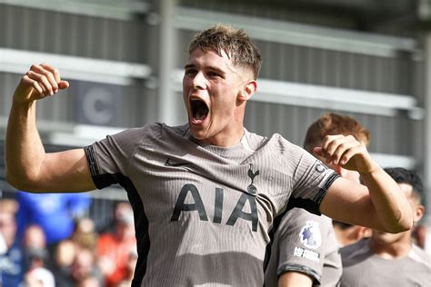 Micky van de Ven scores as Tottenham go top of Premier League with win ...