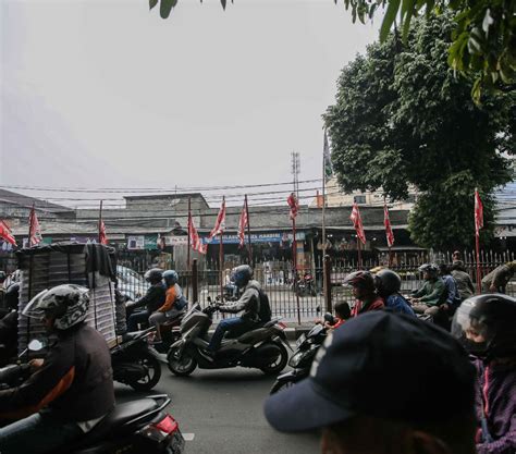 Foto Penertiban Alat Peraga Parpol Satpol Pp Copoti Bendera Partai