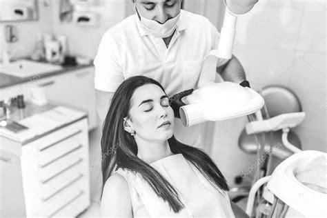 Médico haciendo radiografías para la paciente femenina en la clínica