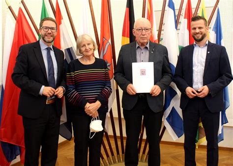 Landrat Thorsten Stolz überreicht Landesehrenbrief an Karl Heinz