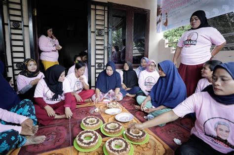 Srikandi Ganjar Ajarkan Warga Sumut Bikin Kue Dangai