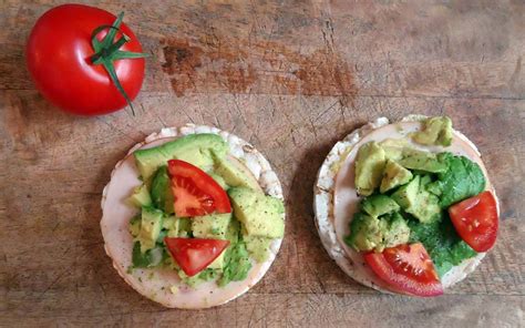 Gezonde Snack Rijstwafel Met Kipfilet Avocado En Tomaat Conscius Sports