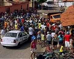 Caminh O Desgovernado Invade Casa Mata Jovem Ap S Arrast Lo Por M