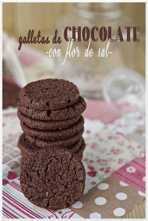 Galletas De Chocolate Con Flor De Sal Con Las Zarpas En La Masa