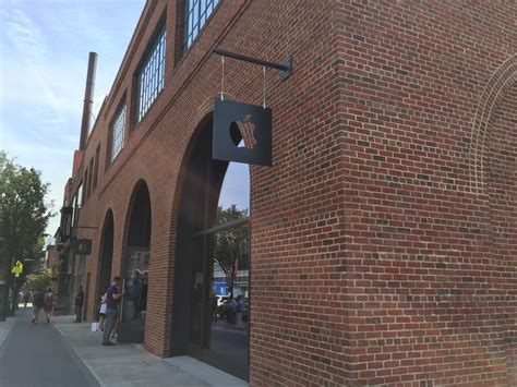 Apple opens a new store in Williamsburg, Brooklyn - CNET