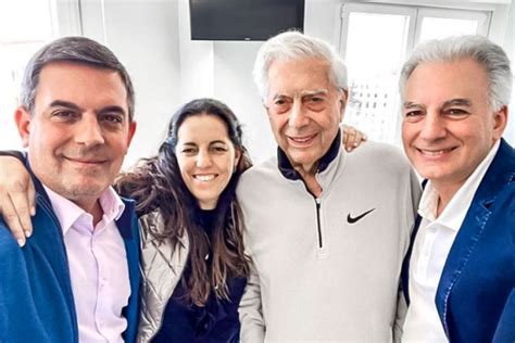 Vargas Llosa recibe el alta hospitalaria y ya está recuperado del