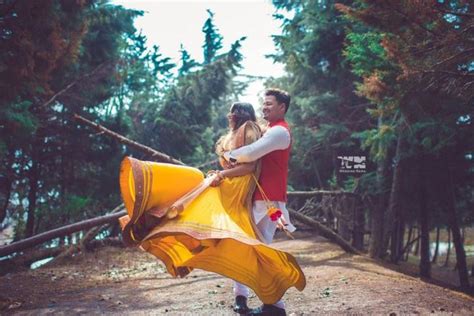 9 Candid Poses That Make Grooms Look Dashing in Wedding Photos