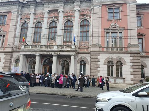 Grefierii protestează în fața Curții de Apel Cluj Activitatea