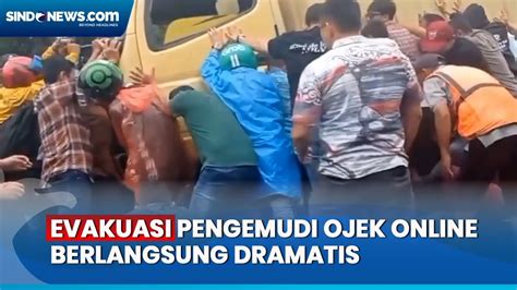 Pengemudi Ojek Online Tersangkut Di Kolong Truk Evakuasi Berlangsung