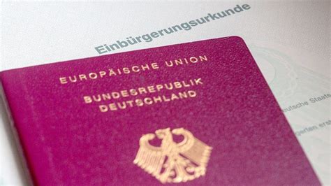 Auf dem Weg zum deutschen Pass Einbürgerungen im Kreis Leer Zahl der