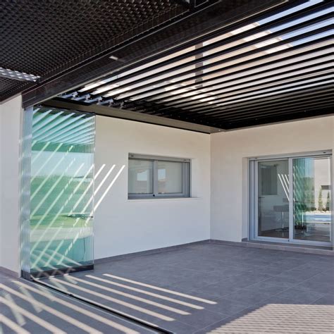 Pérgola bioclimática instalada en vivienda campestre saxun homify